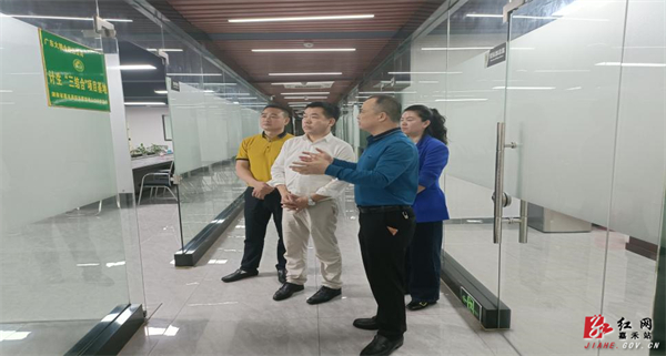 3月，县计生协会会长李佩军到“三结合”项目基地大粮仓集团调研.jpg