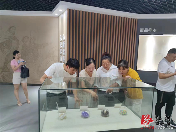 行廊参观现场.jpg 行廊参观现场.jpg