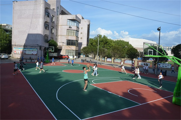 学生在篮球场上活动.jpg