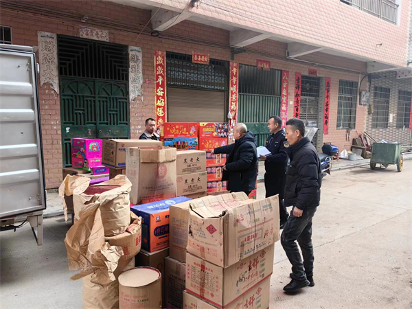 执法人员现场清查收缴非法烟花爆竹2.jpg