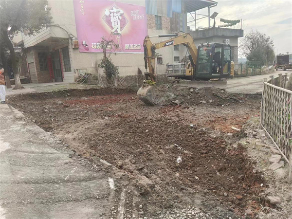 纪委施工人员正在修复路面.jpg
