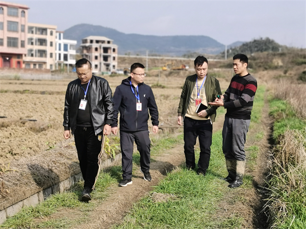 嘉禾县乡纪检监察干部在坦坪镇凌云村开展春耕备耕监督检查.jpg