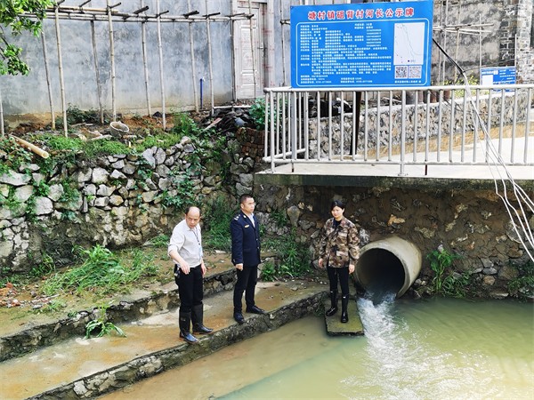 嘉禾县塘村镇纪委和水管站干部在砠背村查看河道水位情况.jpg