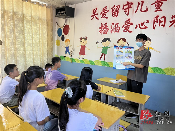 坦坪镇田心村大学生志愿者在爱心辅导班讲授防溺水知识.png