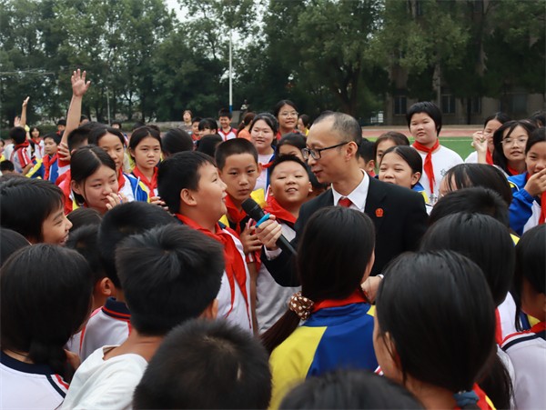 2025年10月16日,湖南省嘉禾县人民法院走进钟水九年制学校,以“防性侵、反校园霸凌”为主题,为全校师生带来一堂干货满满、互动十足的法治教育课。图为,嘉禾法院法官助理、钟水九年制学校法治副校长李金星结合青少年身心特点,用情景问答拉近与学生们距离,有效提升青少年法治意识和自我保护能力。拍摄:肖佳兰 (2).jpg