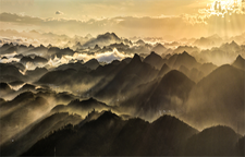 《金晖漫染万重山》