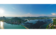 《湖“光”山色》