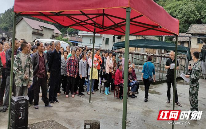 指挥长安抚转移群众并做工作指示.jpg 指挥长安抚转移群众并做工作指示.jpg