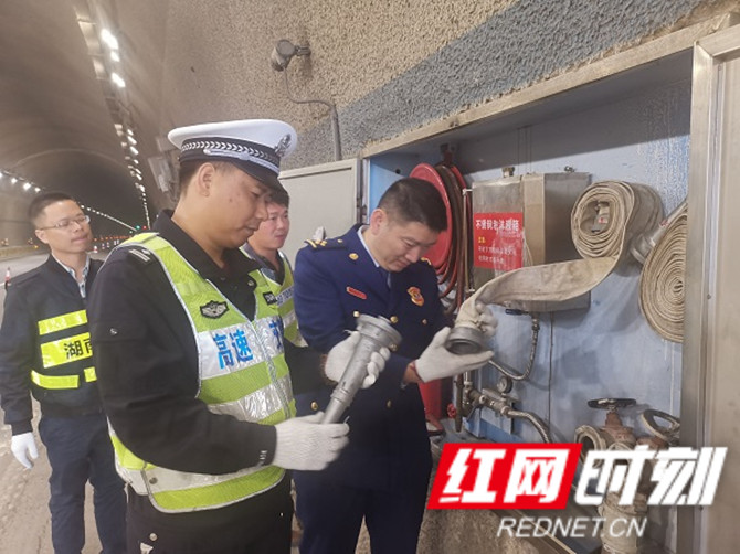 新邵大队联合多部门开展高速公路隧道消防安全检查_副本.jpg