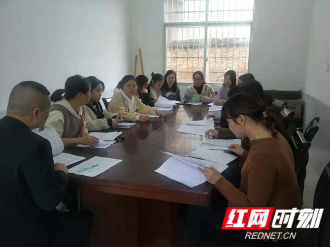 新邵严塘镇中心小学开展课题研讨活动(图1)