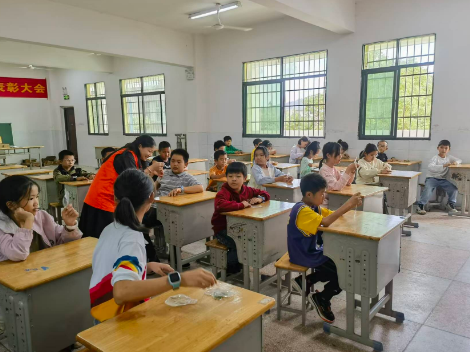 十月童行护成长 红色安全教育进校园