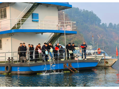 新邵县开展公益诉讼增殖放流活动 6.18万尾鱼苗入资江护生态