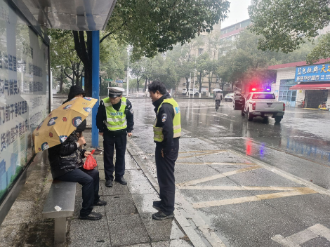 新邵交警冒雨救助倒地老人暖人心