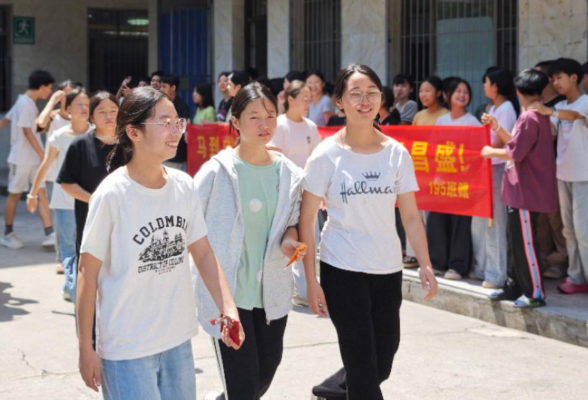 新邵县潭府乡举办中考生送考大会 政企携手助力青春逐梦