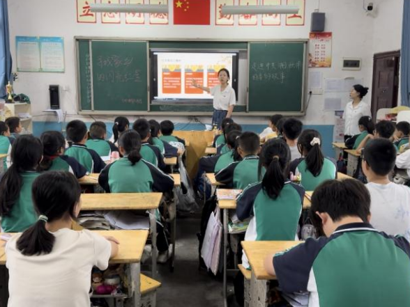 "红印湘特" 宣讲团：让红色基因在少年心中绽放 ——"湘"村 微党课点亮酿溪镇第一完全小学