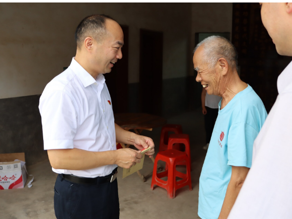 谢小军到陈家坊镇开展慰问调研