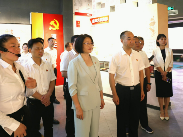 新邵县委常委会会议组成人员开展“七一”活动