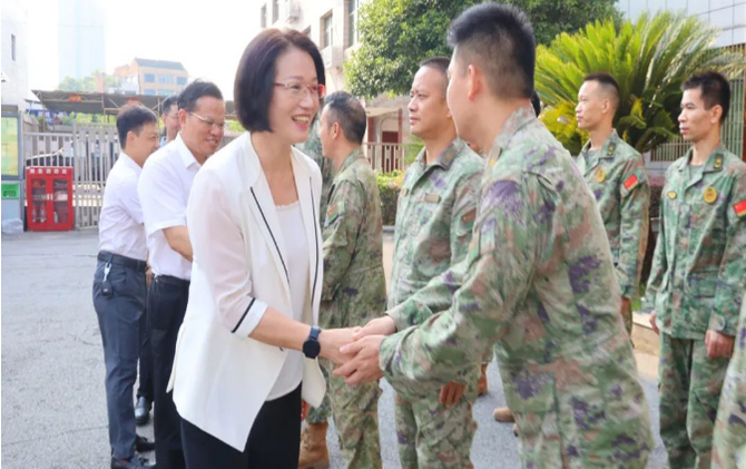 黄海蓉八一前夕走访慰问驻县部队和烈士亲属