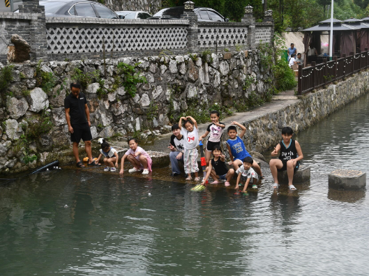 小河村避暑游火爆