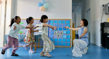 新邵县机关幼儿园新学期开园首日 家长喜笑颜开 娃娃乐在其中