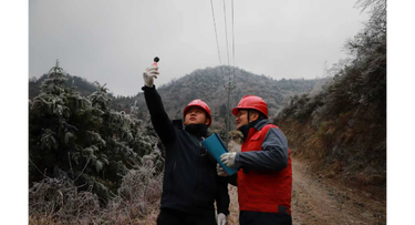 新邵：闻雪而动”战寒潮 全力以赴保供电