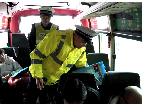 新邵交警开展春运宣传 筑牢平安出行防线