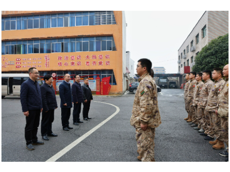 谢小军春节前夕走访慰问部队官兵和复原军人