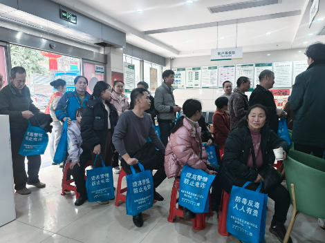 一张传单一份礼 一句提醒护平安——新邵禁毒协会联合邮政银行开展禁毒反诈宣传