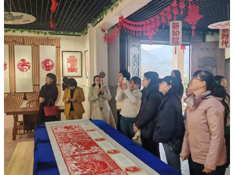 马丽娅工作室开展“三八”妇女节非遗剪纸体验活动