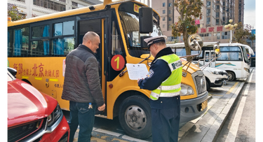 新邵交警：开学首日筑牢校车安全防线 守护学生平安上学路