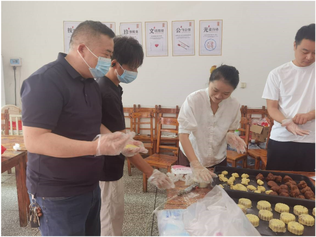 手做月饼 情暖迎中秋——潭府乡开展“我们的节日·中秋”主题活动