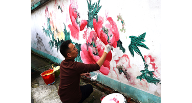 新邵：墙体彩绘修复一新 小区环境更添靓色