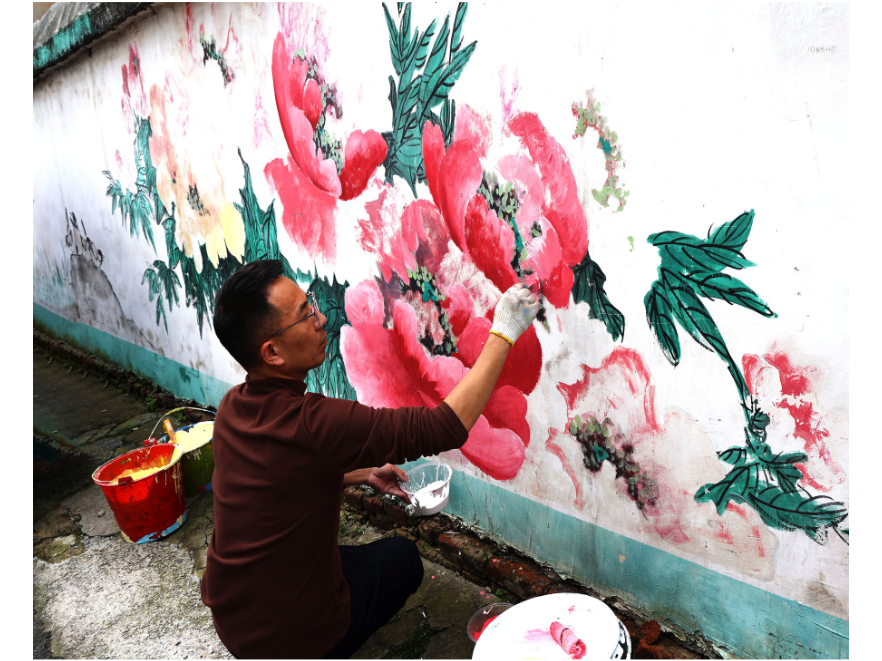 新邵：墙体彩绘修复一新 小区环境更添靓色