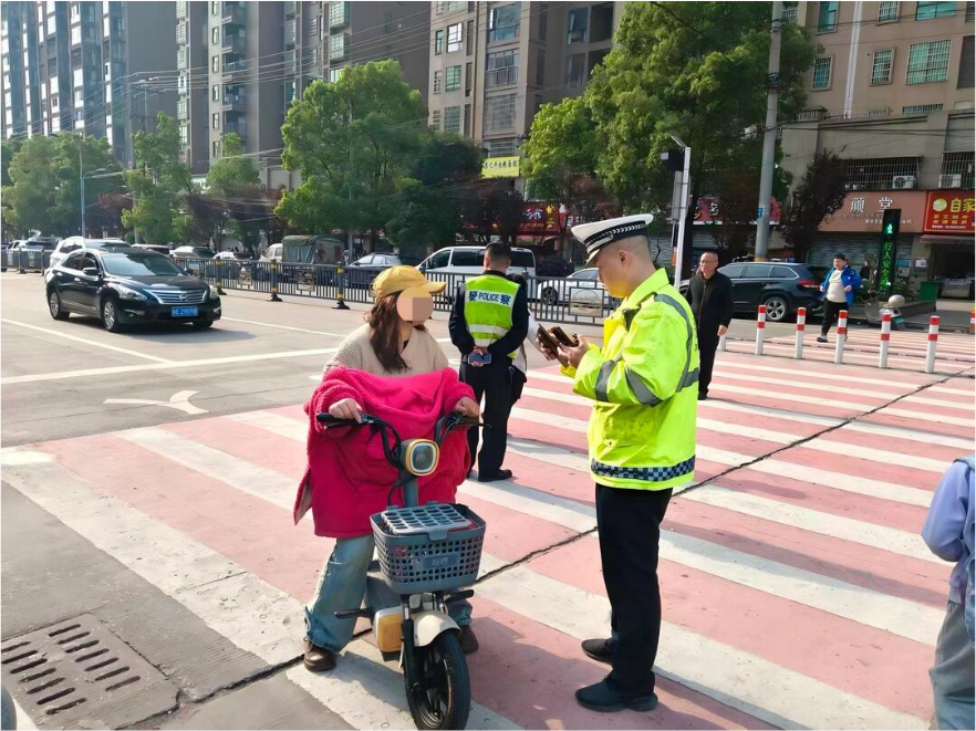 新邵交警开展摩电“戴帽”整治 安全守护从“头”开始