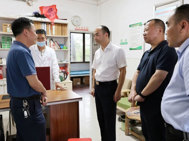 谢小军督导医保基金管理突出问题整治“突击战”工作