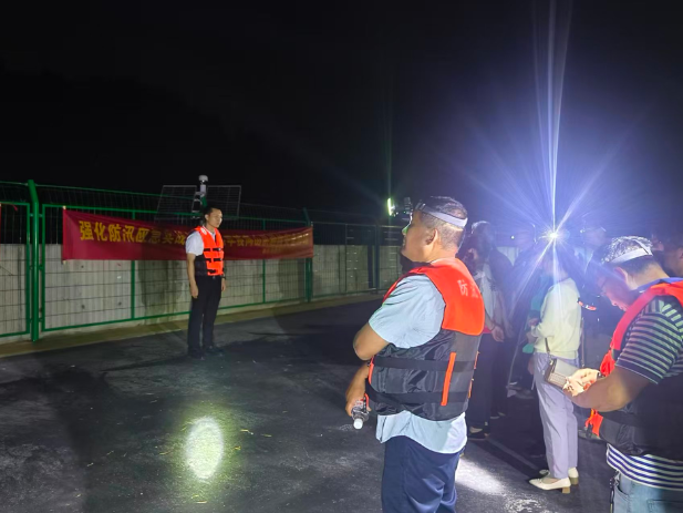 以演筑防、以练备战 枫树坑水库管理所开展夜间山洪地质灾害应急避险演练