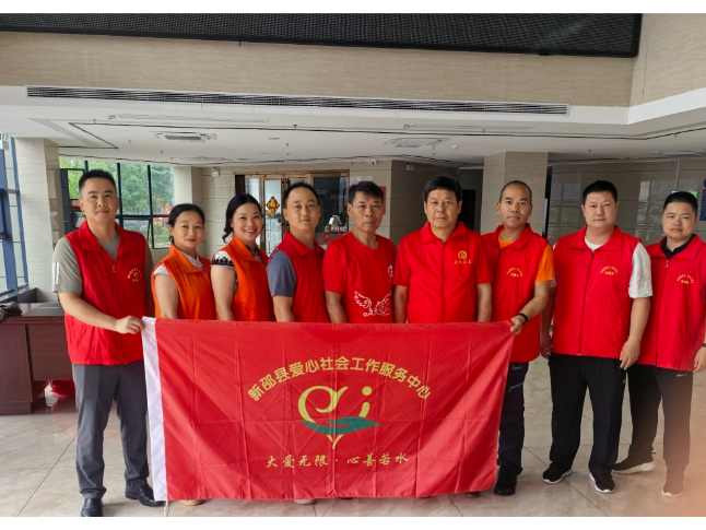 新邵社工志愿者雨中暖心助考 为高考学子鼓劲加油
