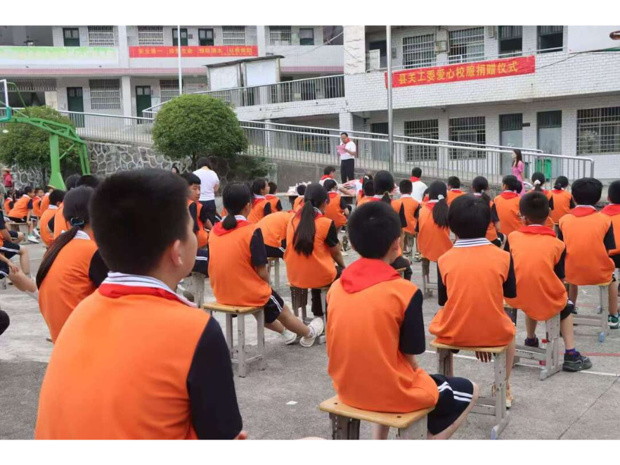 新邵：爱心校服捐赠 情暖乡村小学