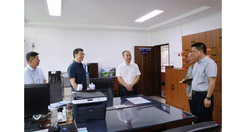 谢小军走访慰问机关干部职工