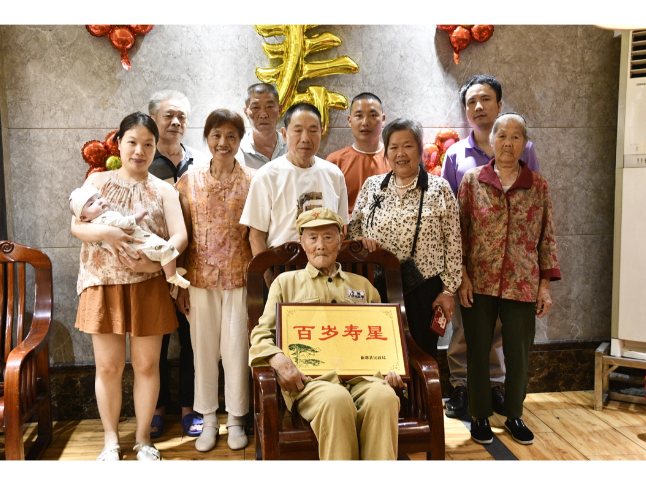 新邵县志愿者为抗美援朝老战士庆贺百岁寿辰