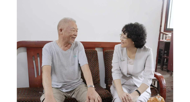 程蓓“七一”前夕走访慰问老党员和困难党员