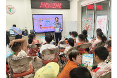 七彩假期护童心 交通安全伴我行——新邵交警走进成长营开展暑期安全宣讲
