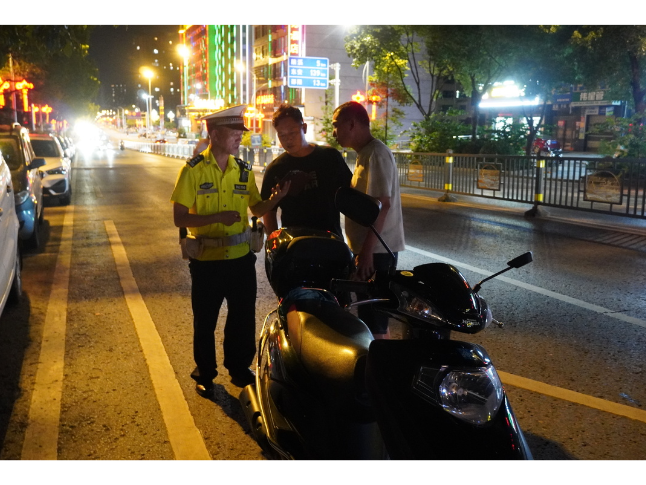 深夜亮剑治 “炸街”！新邵交警开展夜间飙车专项整治行动