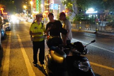 深夜亮剑治 “炸街”！新邵交警开展夜间飙车专项整治行动