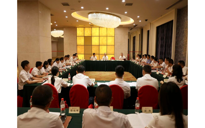 谢小军参加县第十四次党代会第四代表团分组讨论