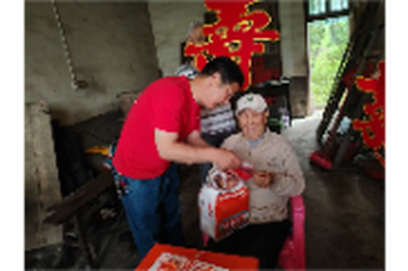 二十载微光长跑：一位普通人的温柔大爱与善意传承