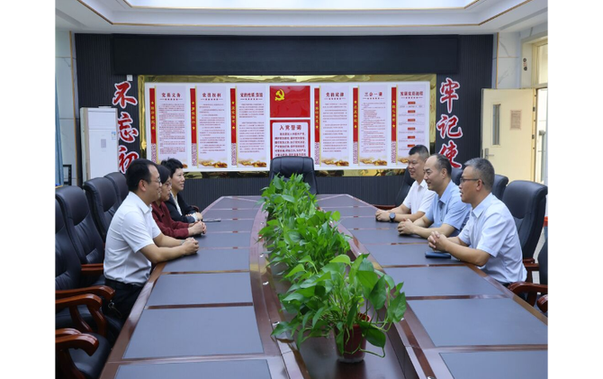 谢小军开展教师节走访慰问活动