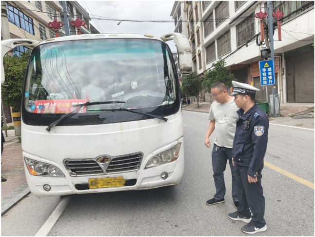 严查严处！新邵交警快速处置客车超员违法行为