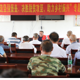 刘旭明给陆坪村党员上党课