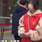 武冈“红小帽”志愿者开展防疫护学爱心活动